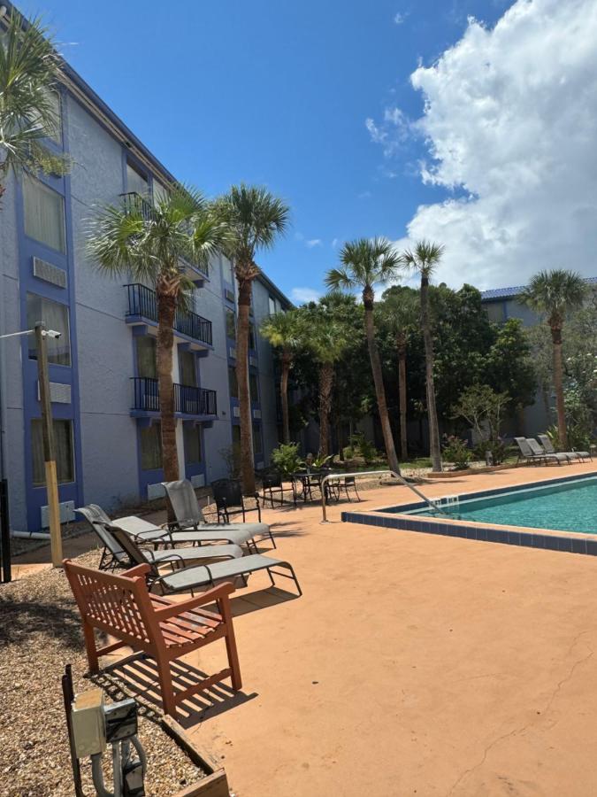 | Monumental Movieland Hotel