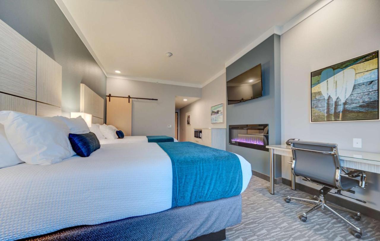 Queen Room with Two Queen Beds and Mountain View at Hotel Peppertree Bend, BW Premier Collection