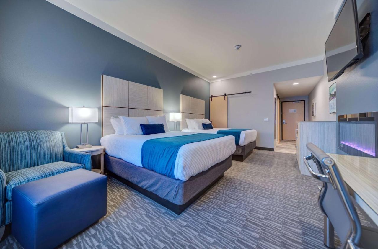 Queen Room with Two Queen Beds and Mountain View at Hotel Peppertree Bend, BW Premier Collection