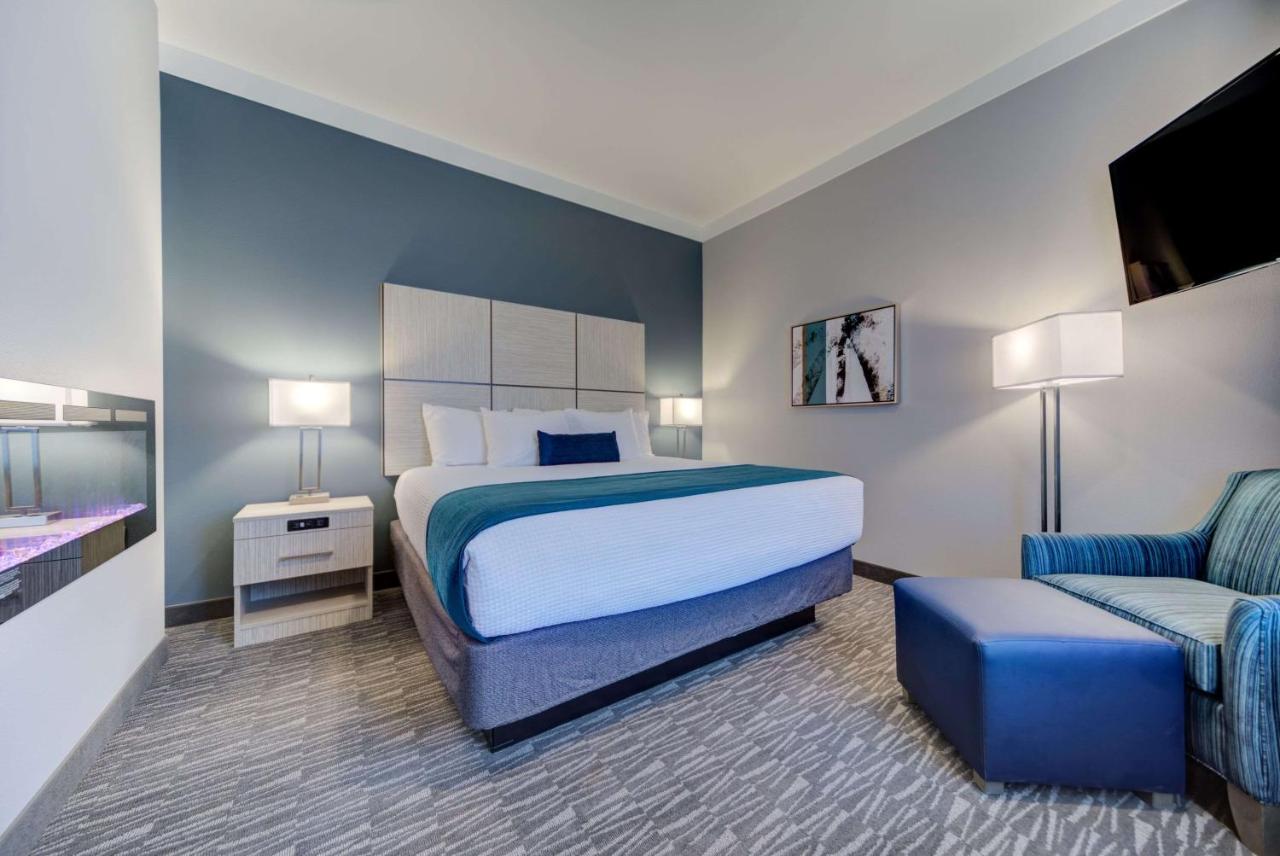 Queen Room with Two Queen Beds and Fireplace - Non-Smoking at Hotel Peppertree Bend, BW Premier Collection