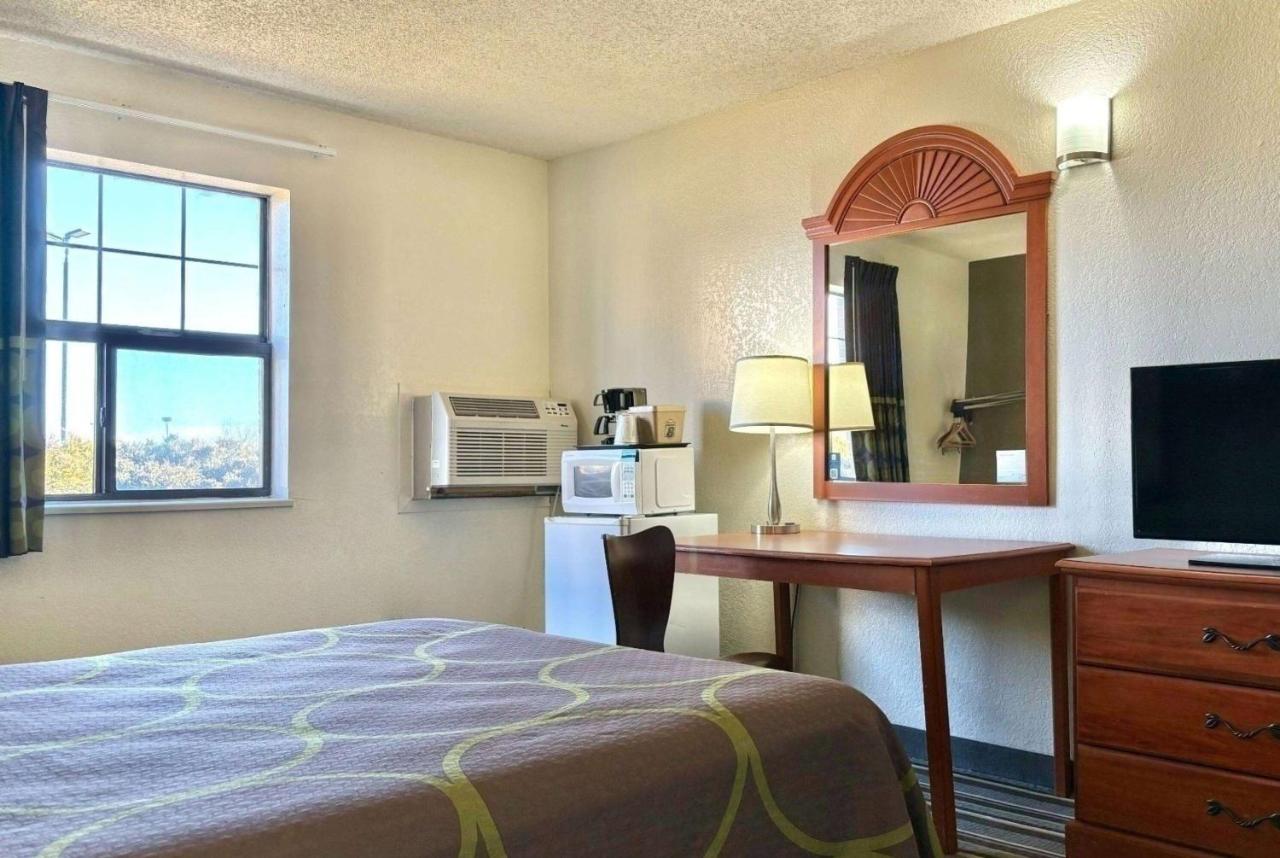 | Super 8 by Wyndham Colorado Springs/Afa Area