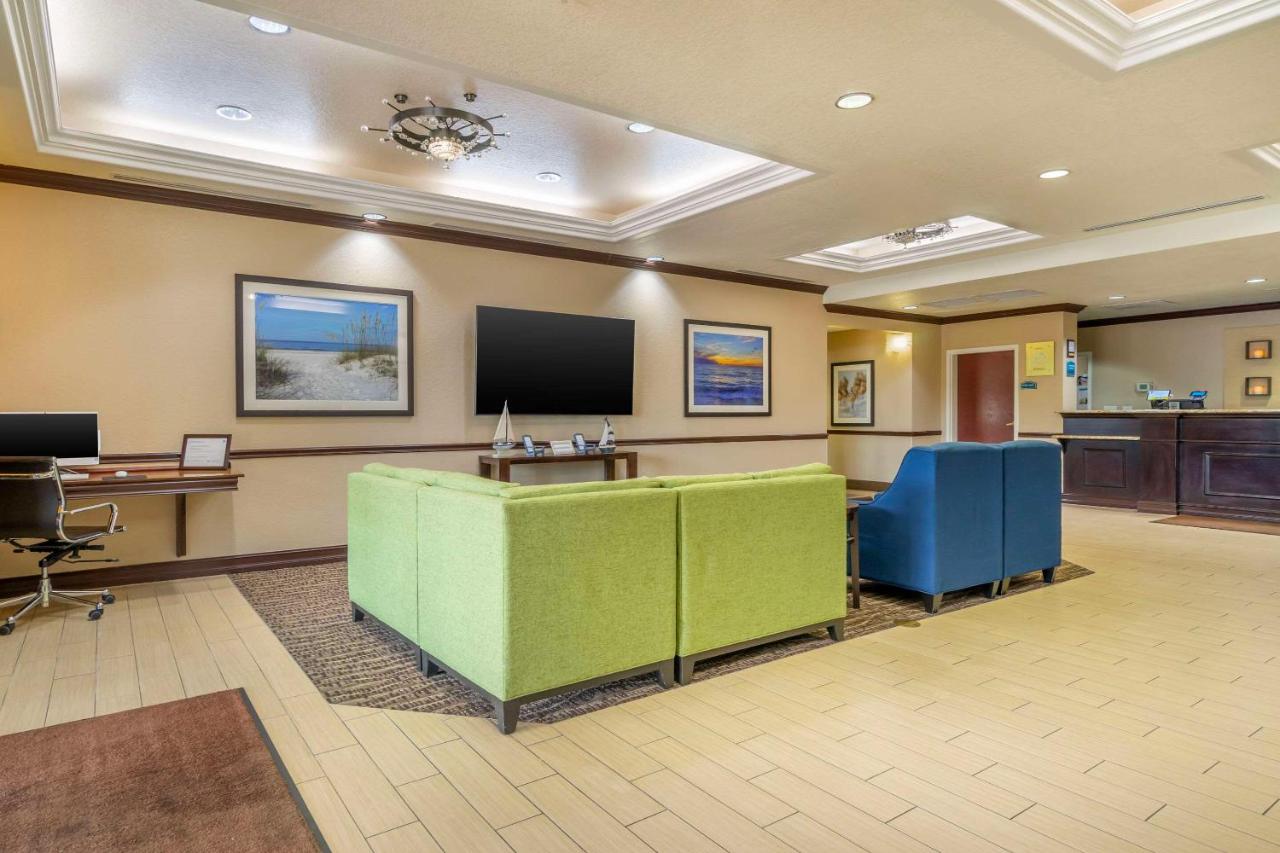 | Comfort Inn & Suites Northeast - Gateway
