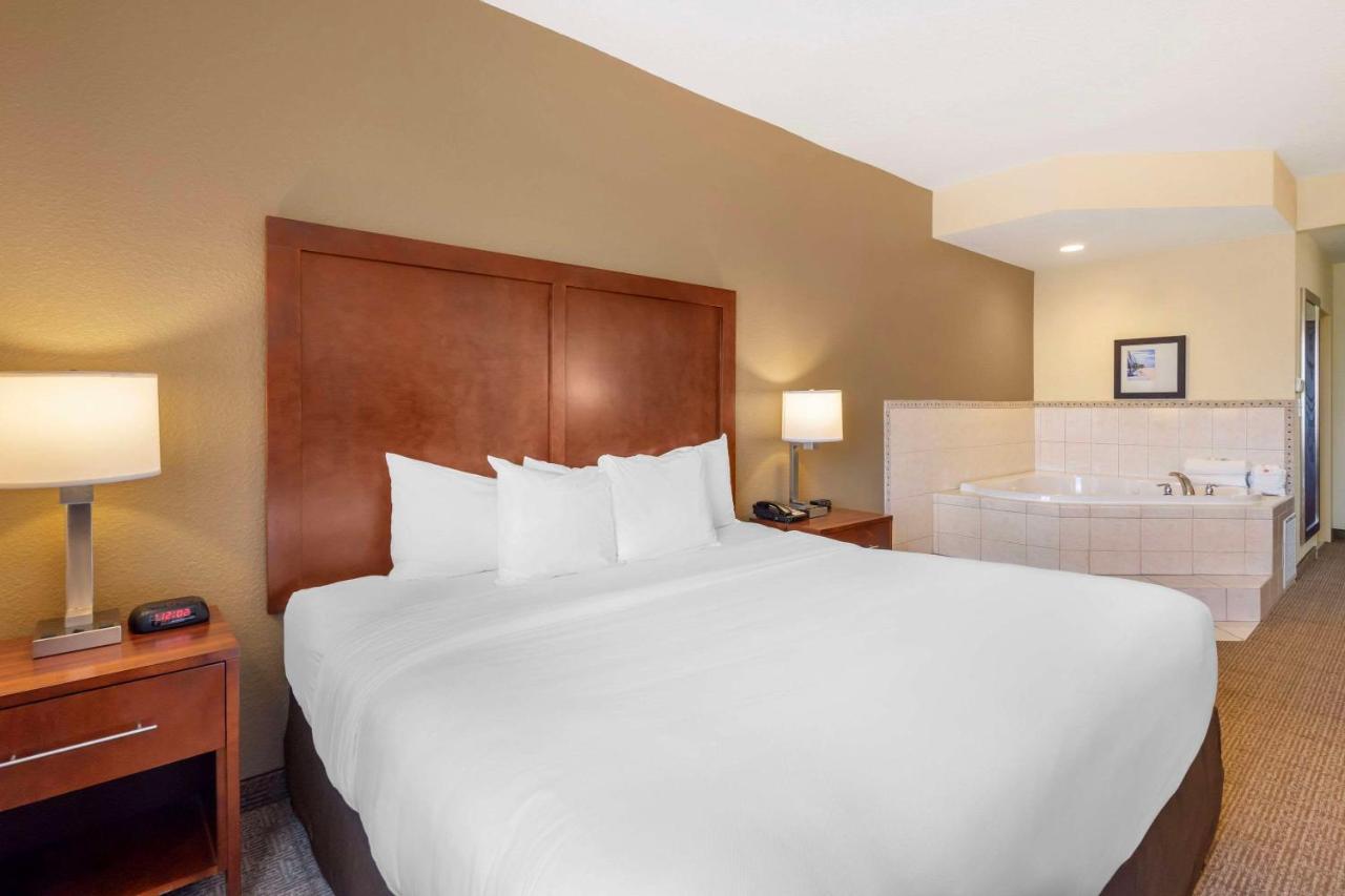 | Comfort Inn & Suites Northeast - Gateway