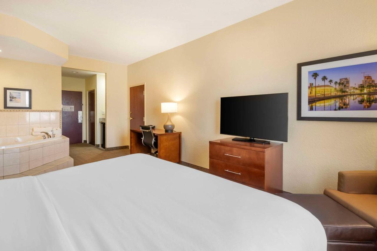 | Comfort Inn & Suites Northeast - Gateway