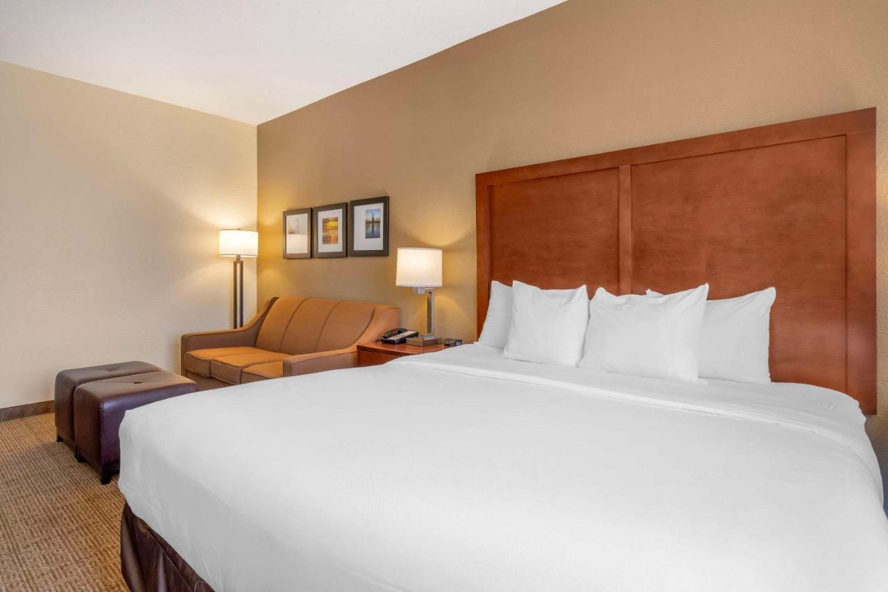| Comfort Inn & Suites Northeast - Gateway