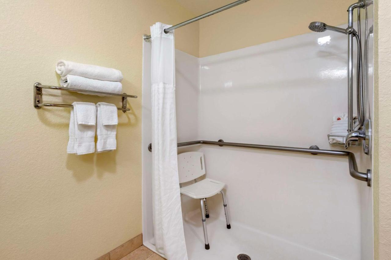 | Comfort Inn & Suites Northeast - Gateway