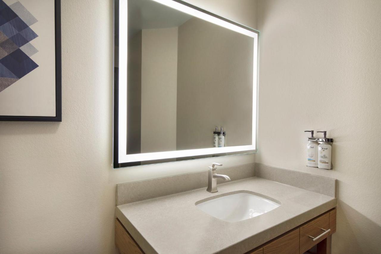 | Candlewood Suites Buffalo Amherst, an IHG Hotel