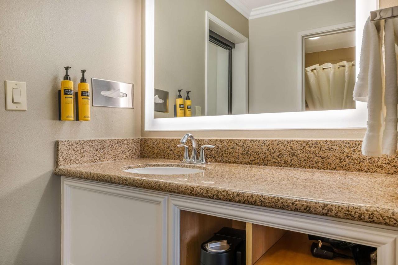 Business King Room at Best Western Plus Orange County Airport North