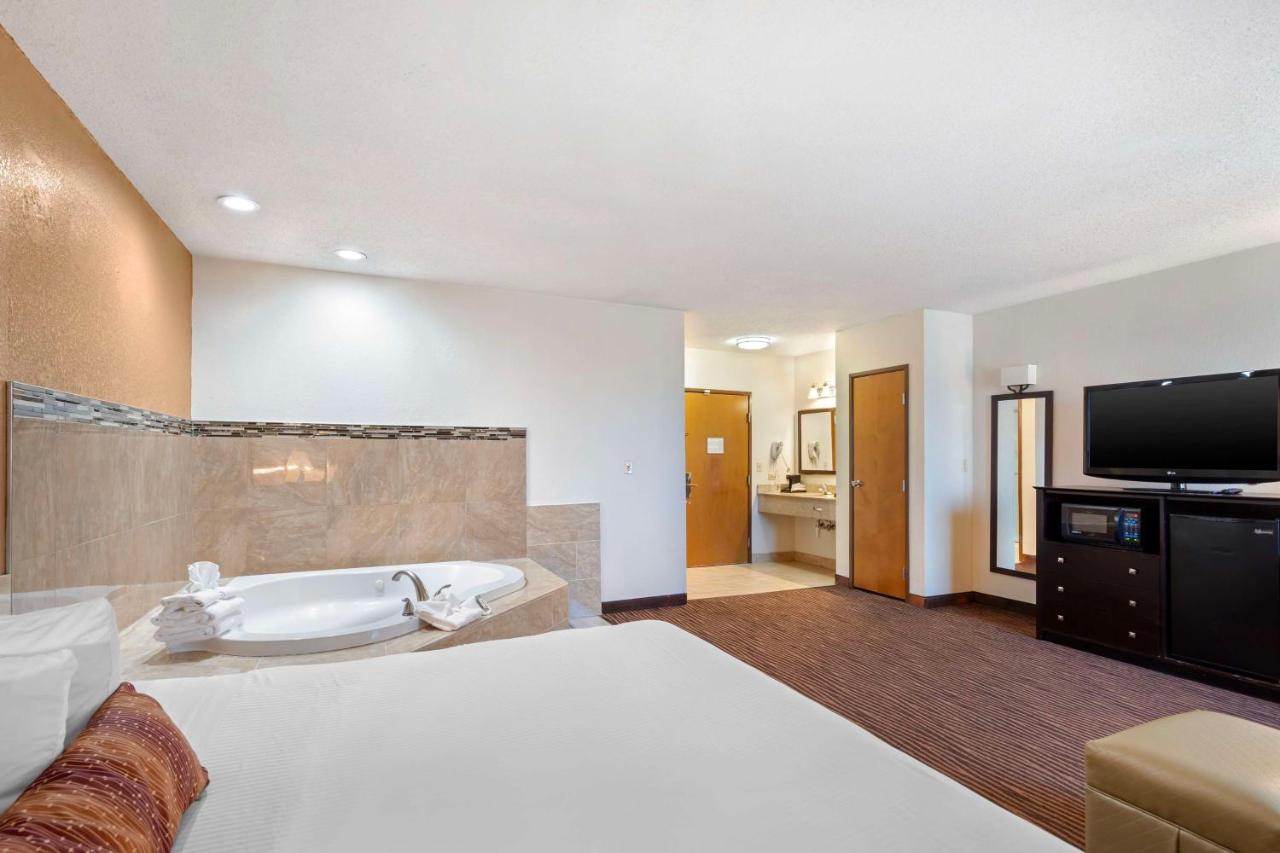 King Room with Hot Tub - Non-Smoking at Best Western Des Plaines/O’Hare