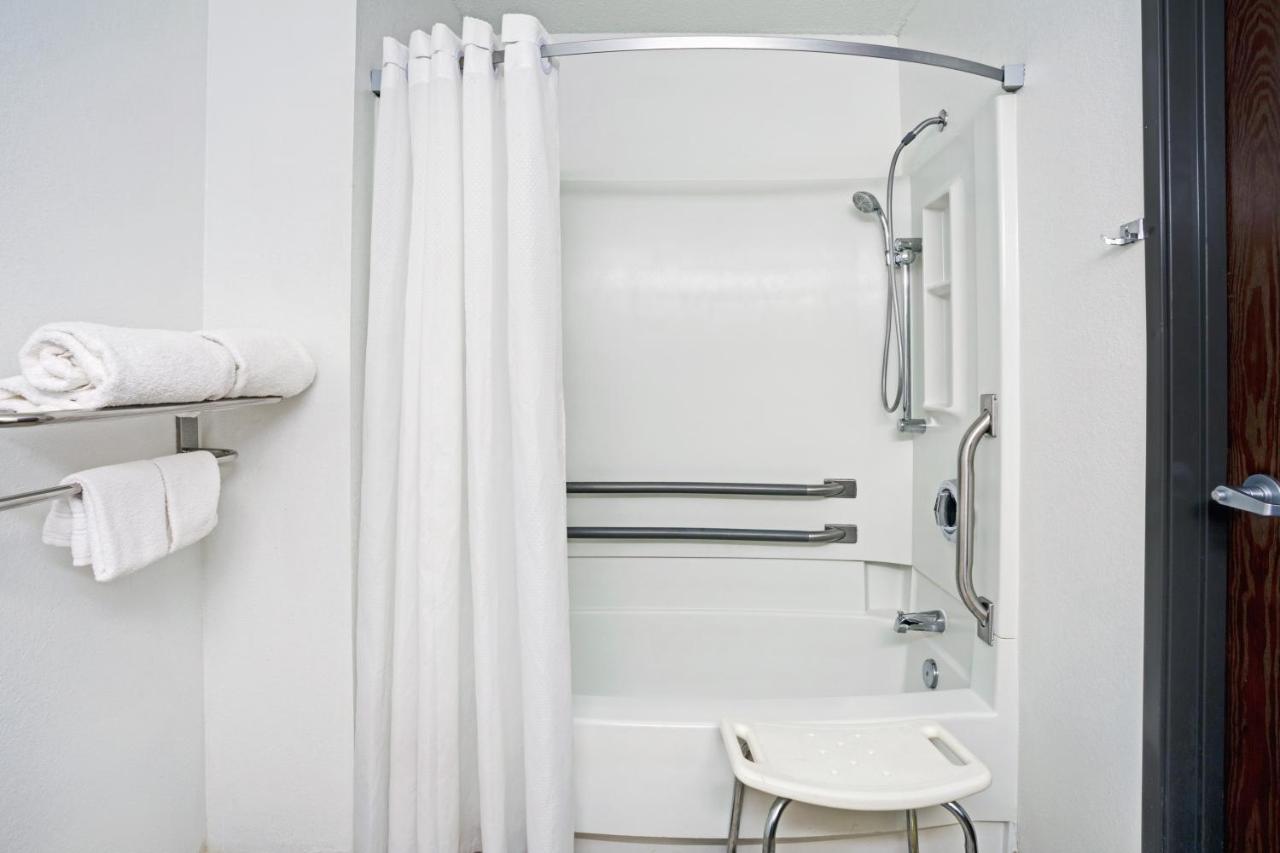 Queen Room - Mobility Access/Non-Smoking at Economy 7 Inn - Chesapeake/Portsmouth