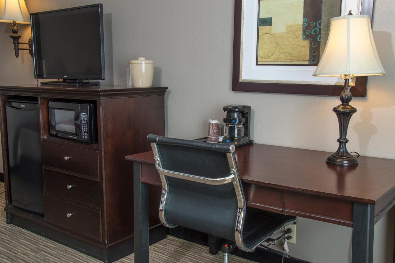 | Lamplighter Inn & Suites Pittsburg