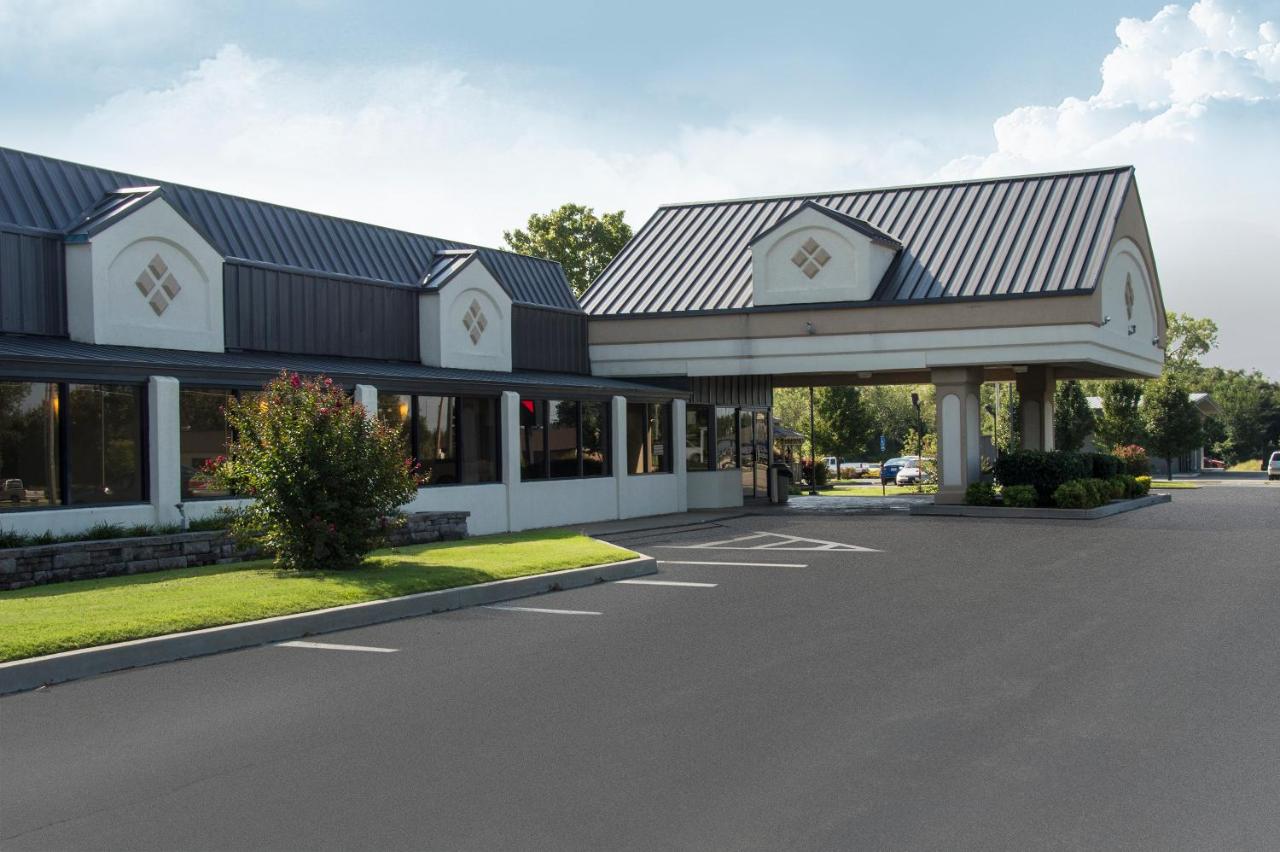| Lamplighter Inn & Suites Pittsburg