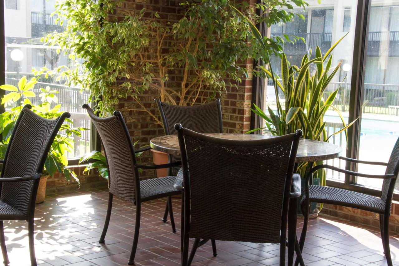 | Lamplighter Inn & Suites Pittsburg