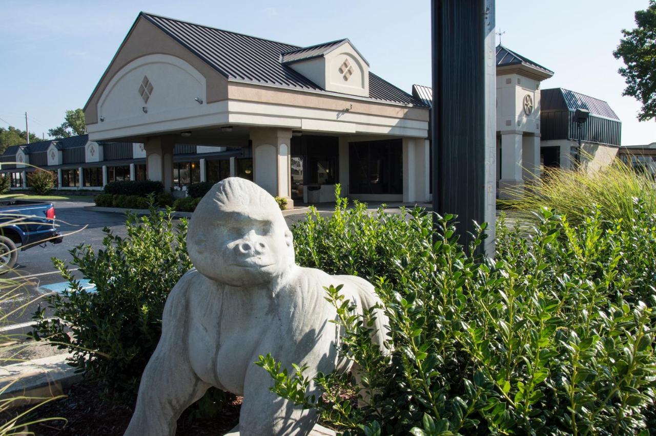 | Lamplighter Inn & Suites Pittsburg