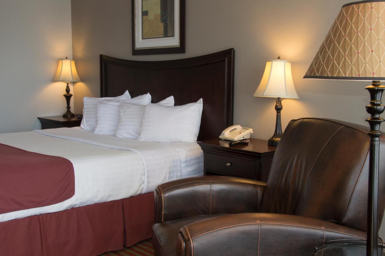 | Lamplighter Inn & Suites Pittsburg