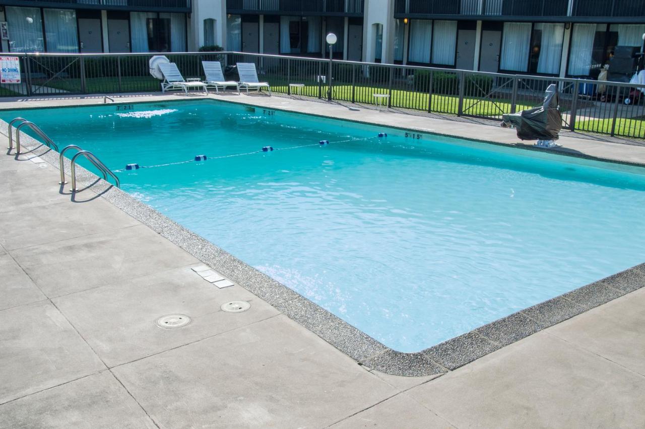 | Lamplighter Inn & Suites Pittsburg