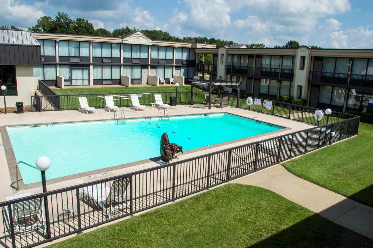 | Lamplighter Inn & Suites Pittsburg