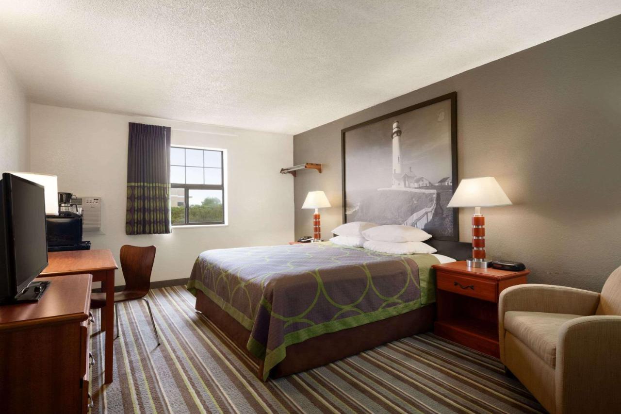 | Super 8 by Wyndham Colorado Springs/Afa Area