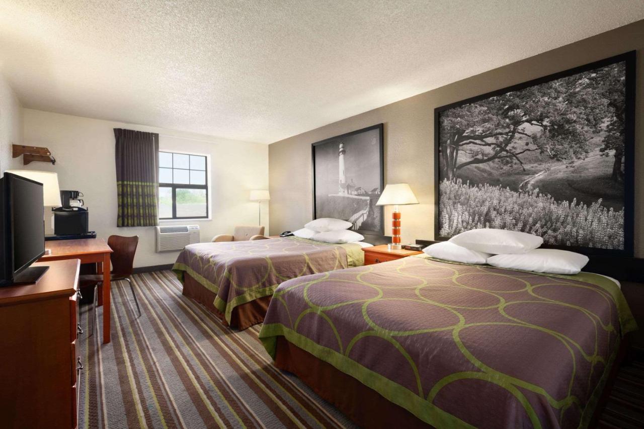 | Super 8 by Wyndham Colorado Springs/Afa Area
