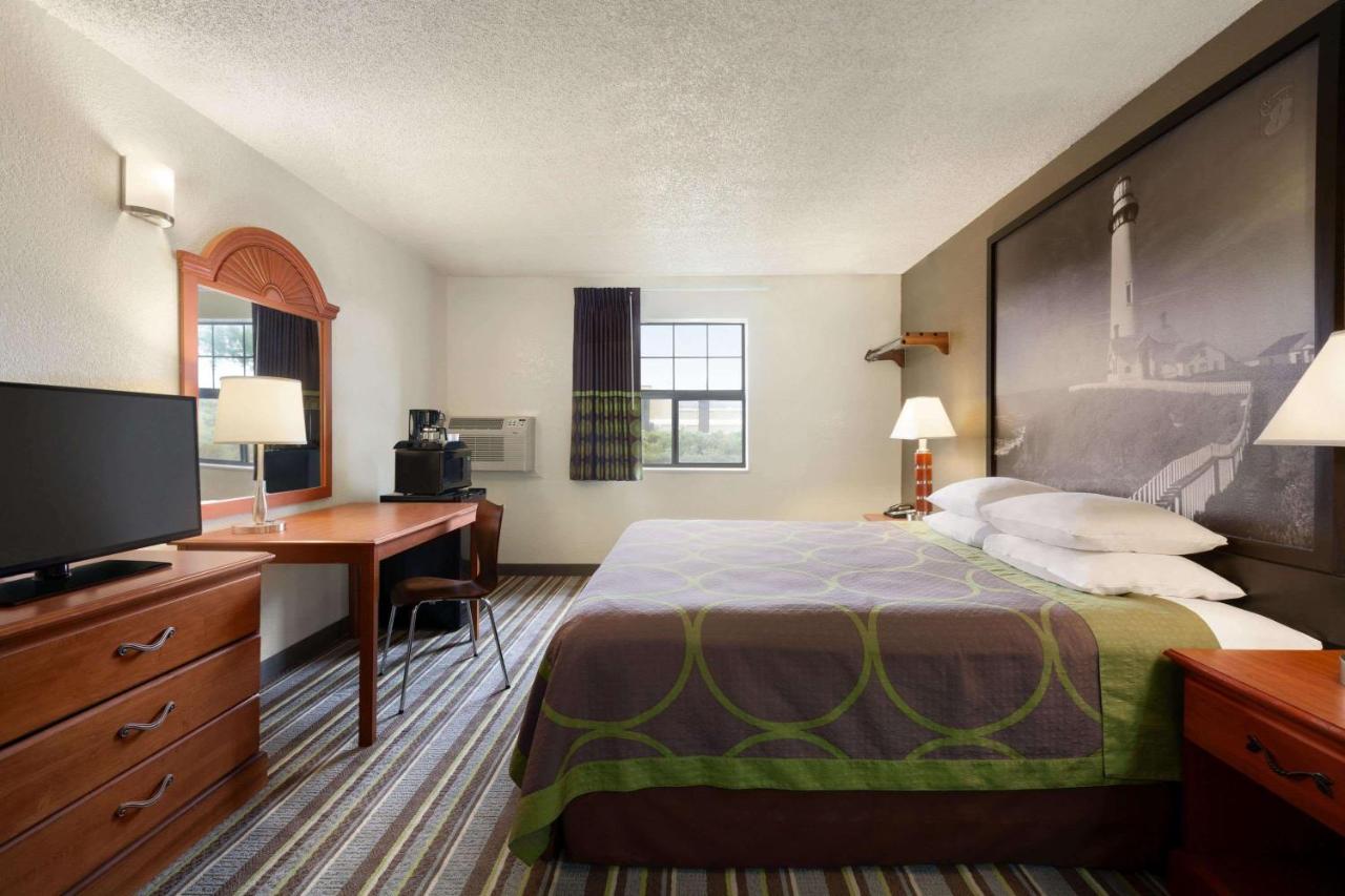 | Super 8 by Wyndham Colorado Springs/Afa Area