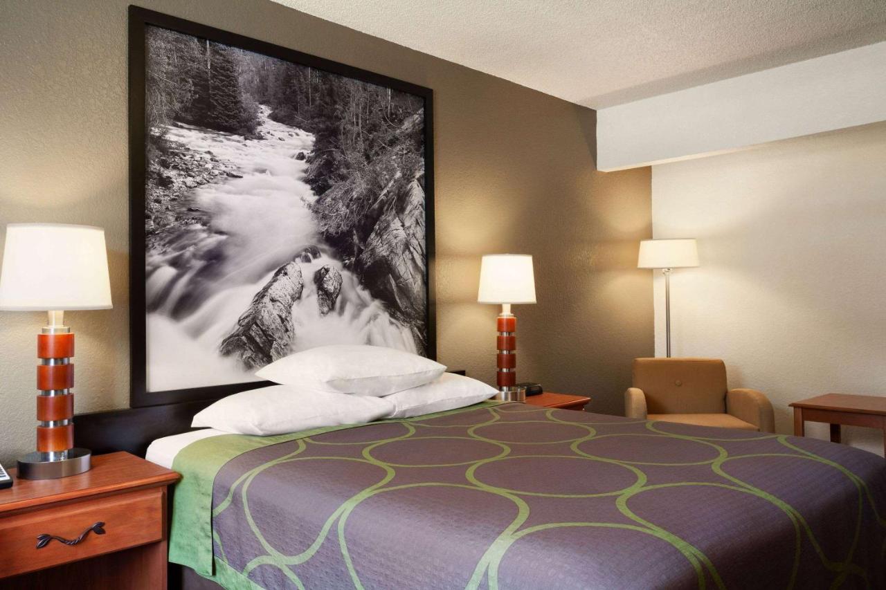 | Super 8 by Wyndham Colorado Springs/Afa Area