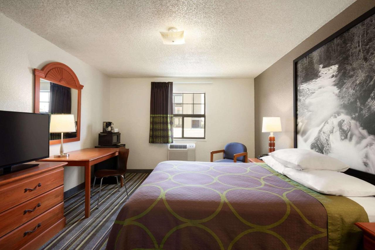| Super 8 by Wyndham Colorado Springs/Afa Area