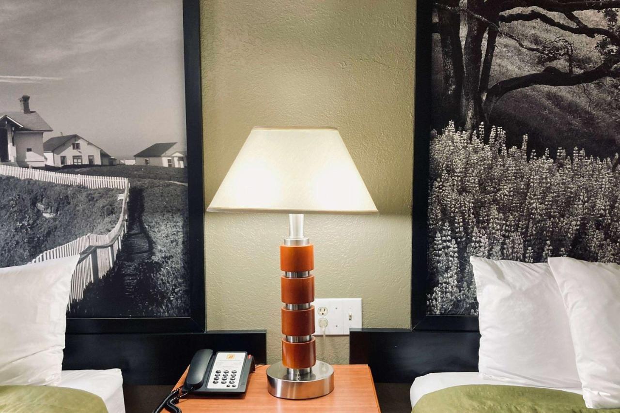 | Super 8 by Wyndham Colorado Springs/Afa Area
