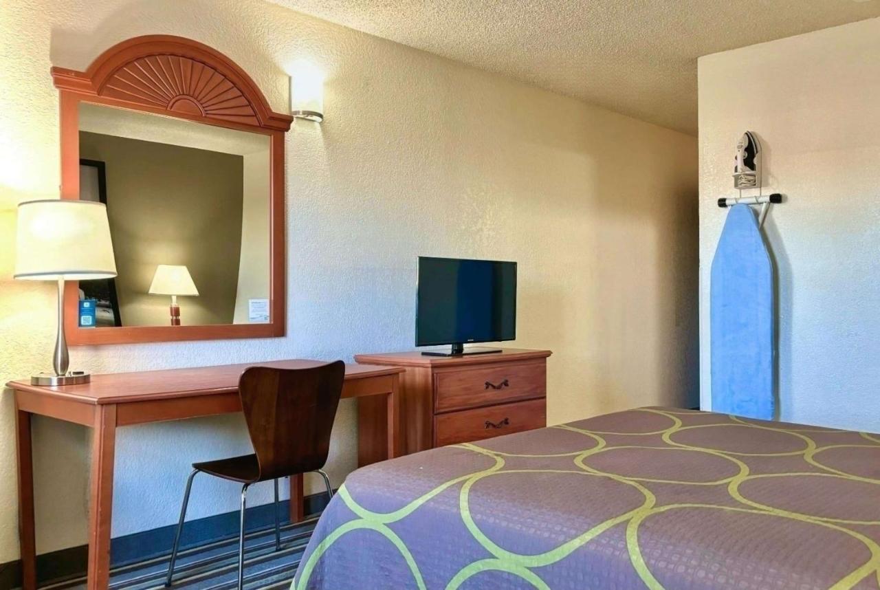| Super 8 by Wyndham Colorado Springs/Afa Area