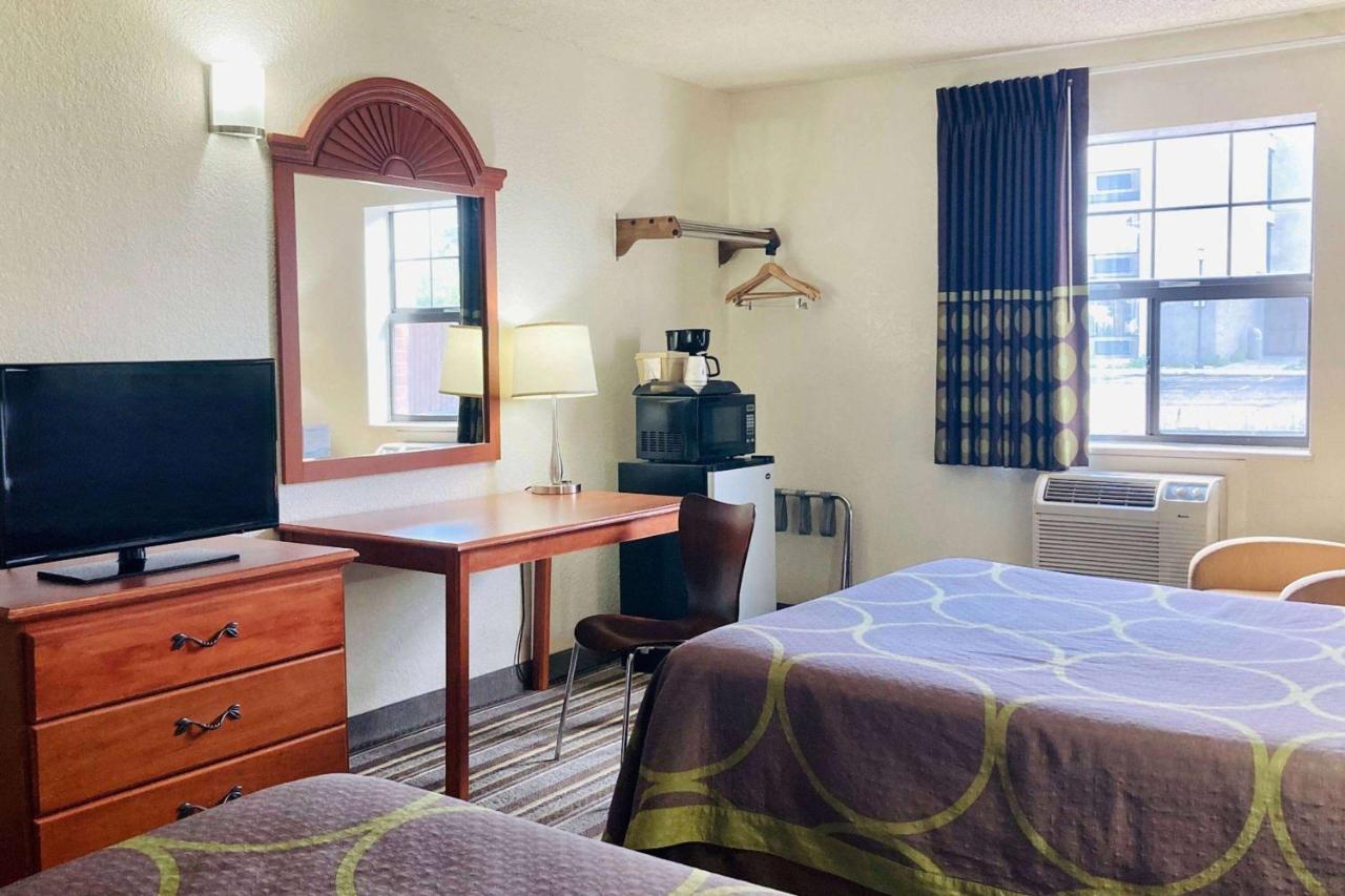 | Super 8 by Wyndham Colorado Springs/Afa Area