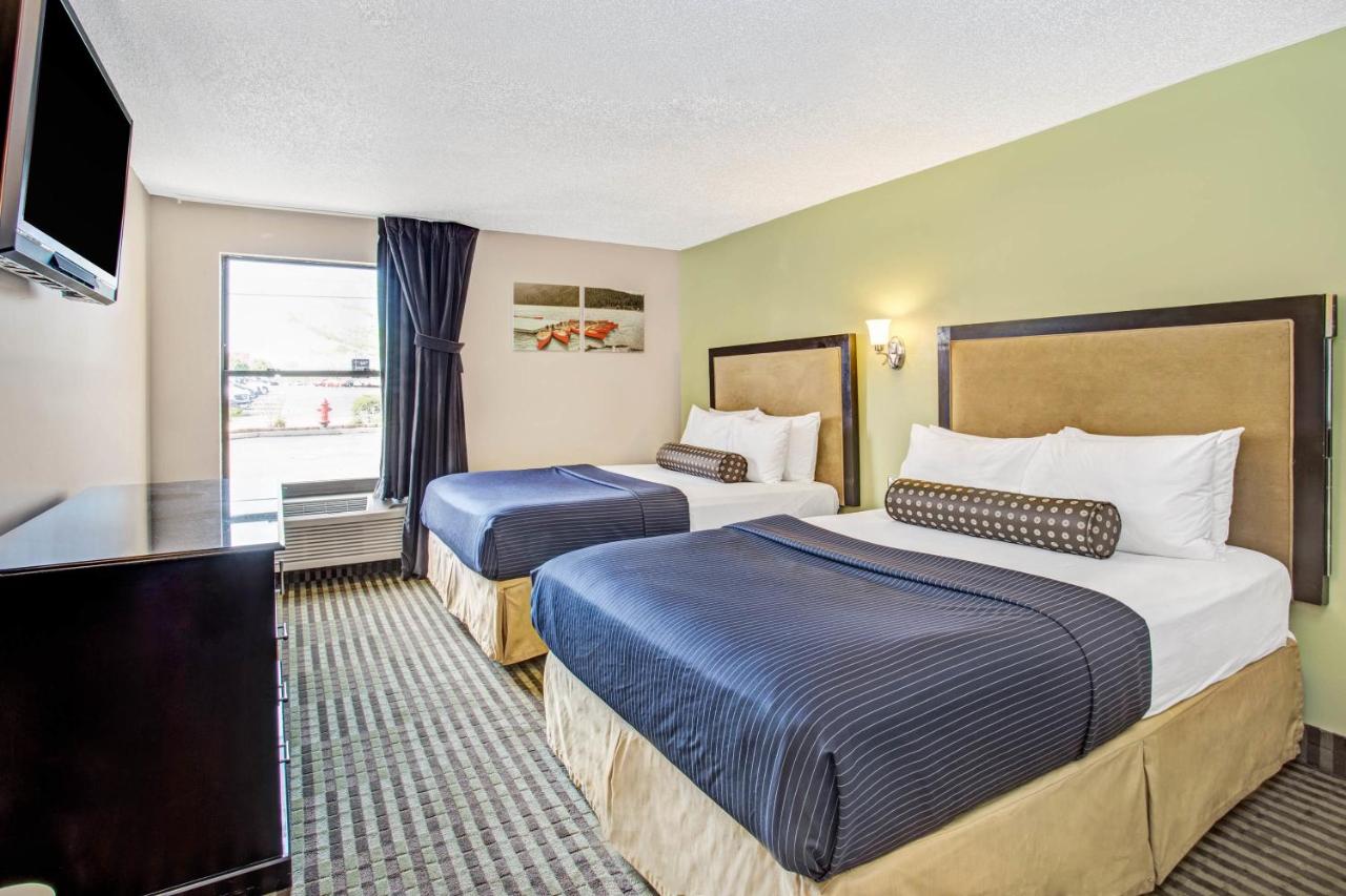 | Days Inn by Wyndham Great Lakes - N. Chicago