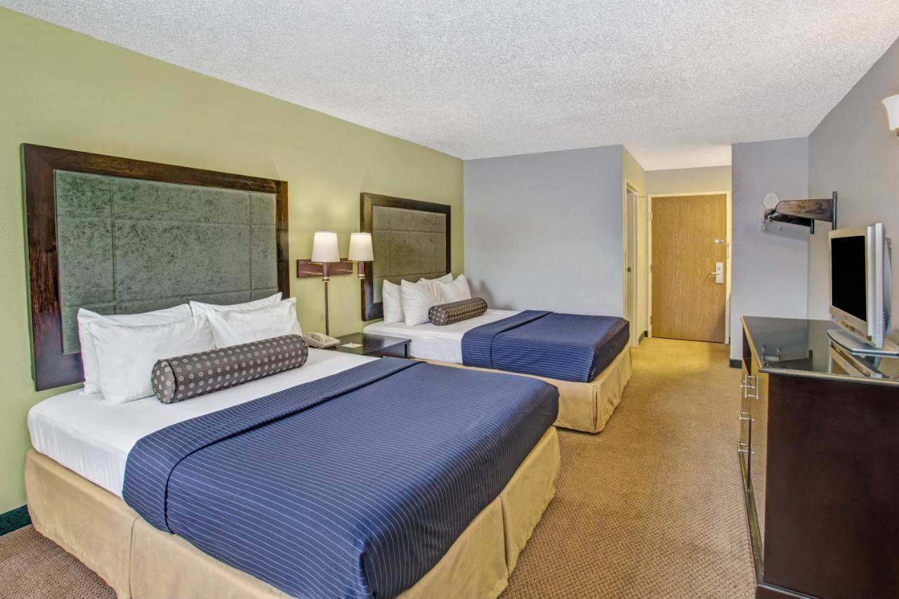 | Days Inn by Wyndham Great Lakes - N. Chicago