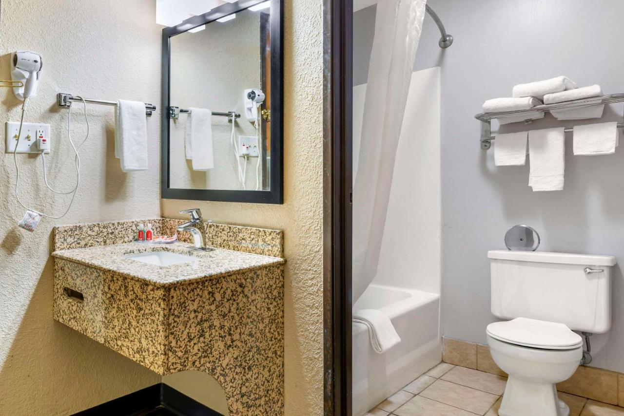 King Room - Non-Smoking at Econo Lodge La Crosse North