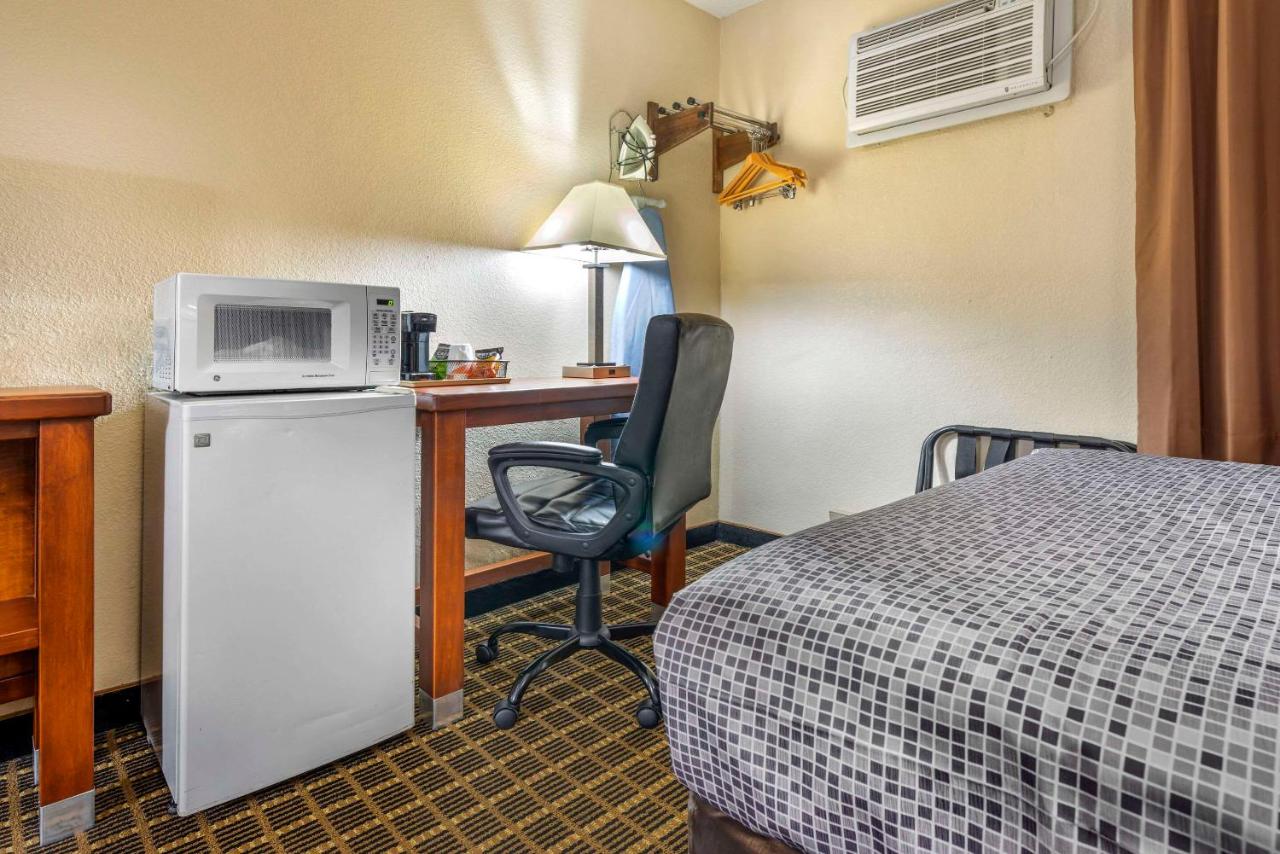 Double Room with Two Double Beds - Disability Access/Non-Smoking at Econo Lodge La Crosse North