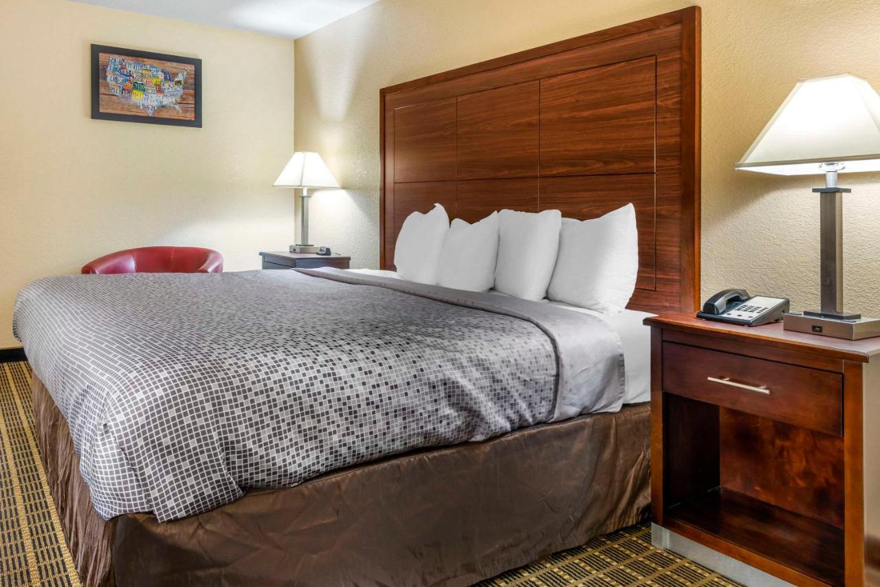 Superior King Room - Non-Smoking at Econo Lodge La Crosse North