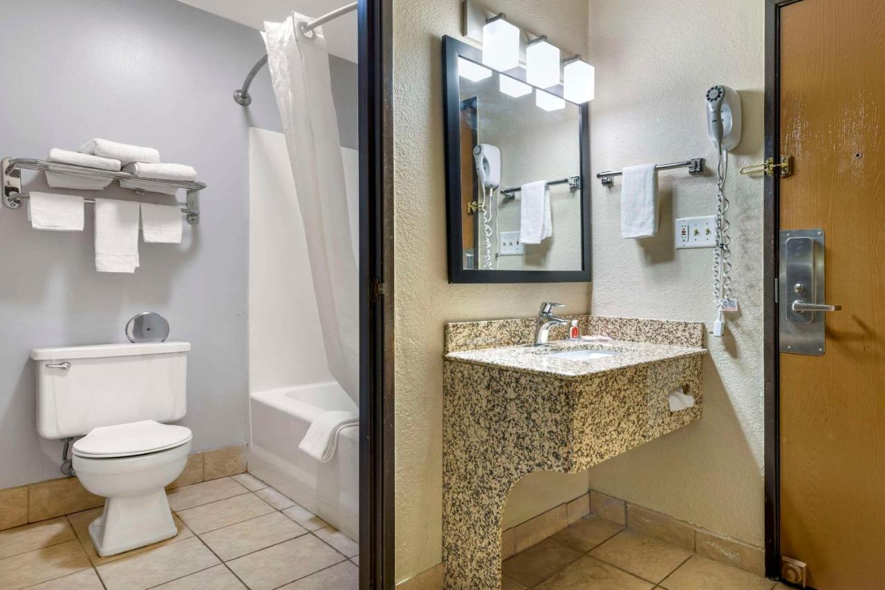 Double Room with Two Double Beds - Disability Access/Non-Smoking at Econo Lodge La Crosse North