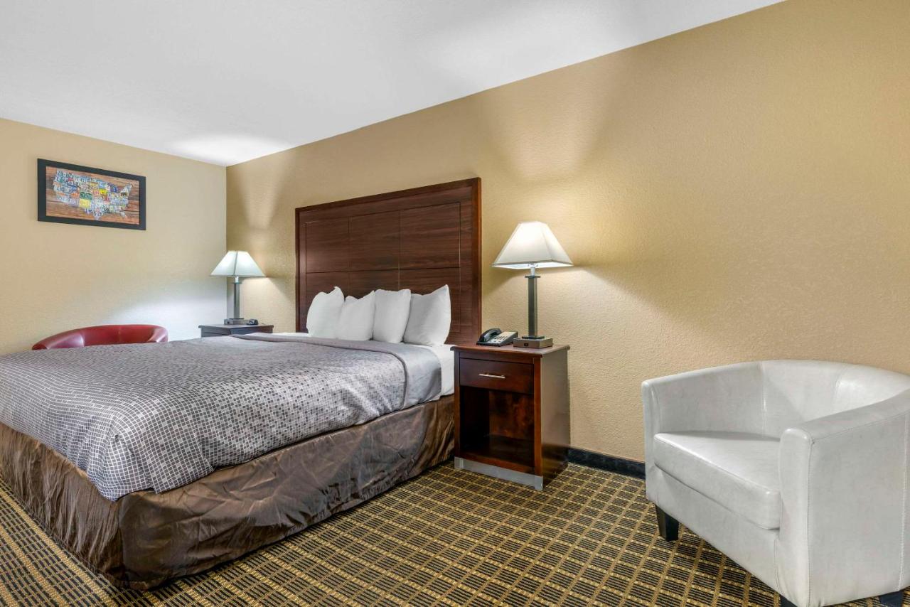 Superior King Room - Non-Smoking at Econo Lodge La Crosse North