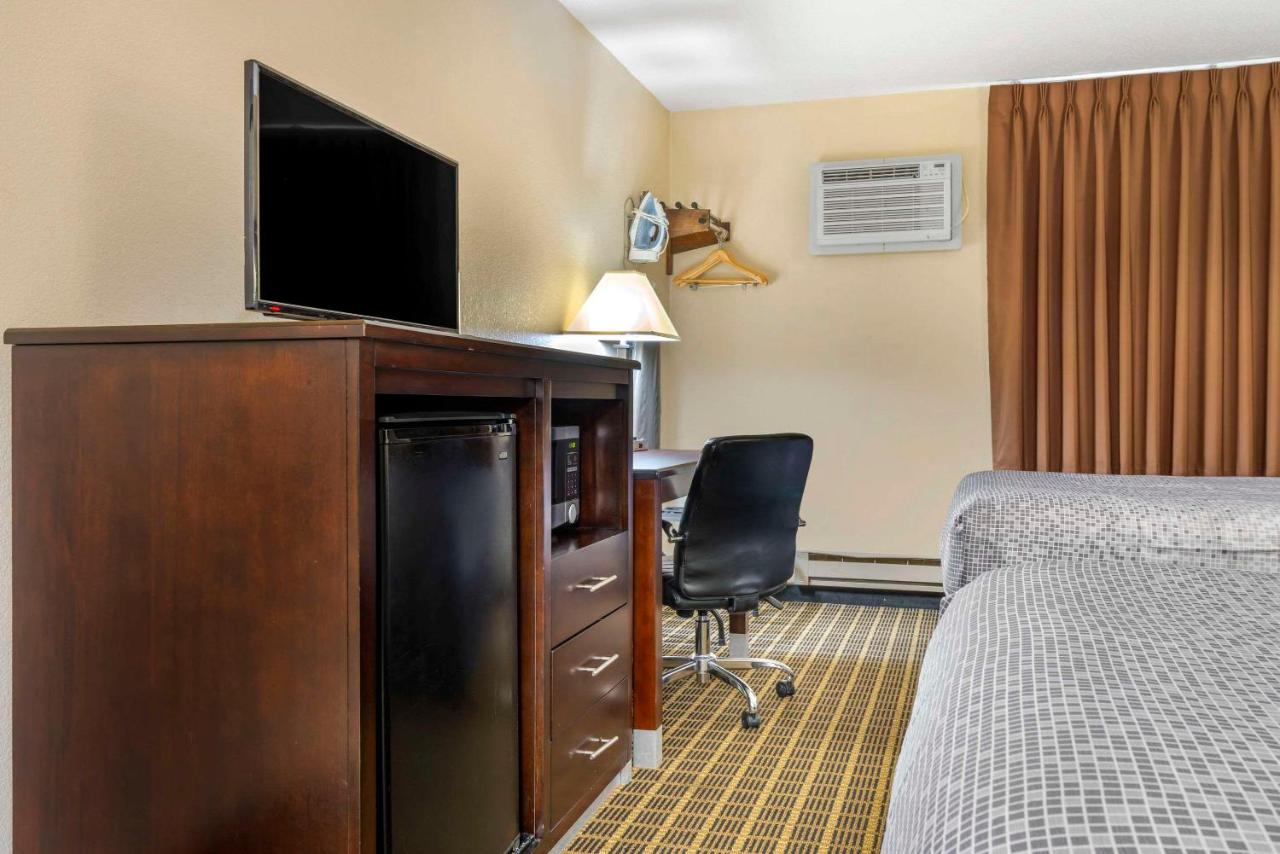 Double Room with Two Double Beds - Non-Smoking at Econo Lodge La Crosse North