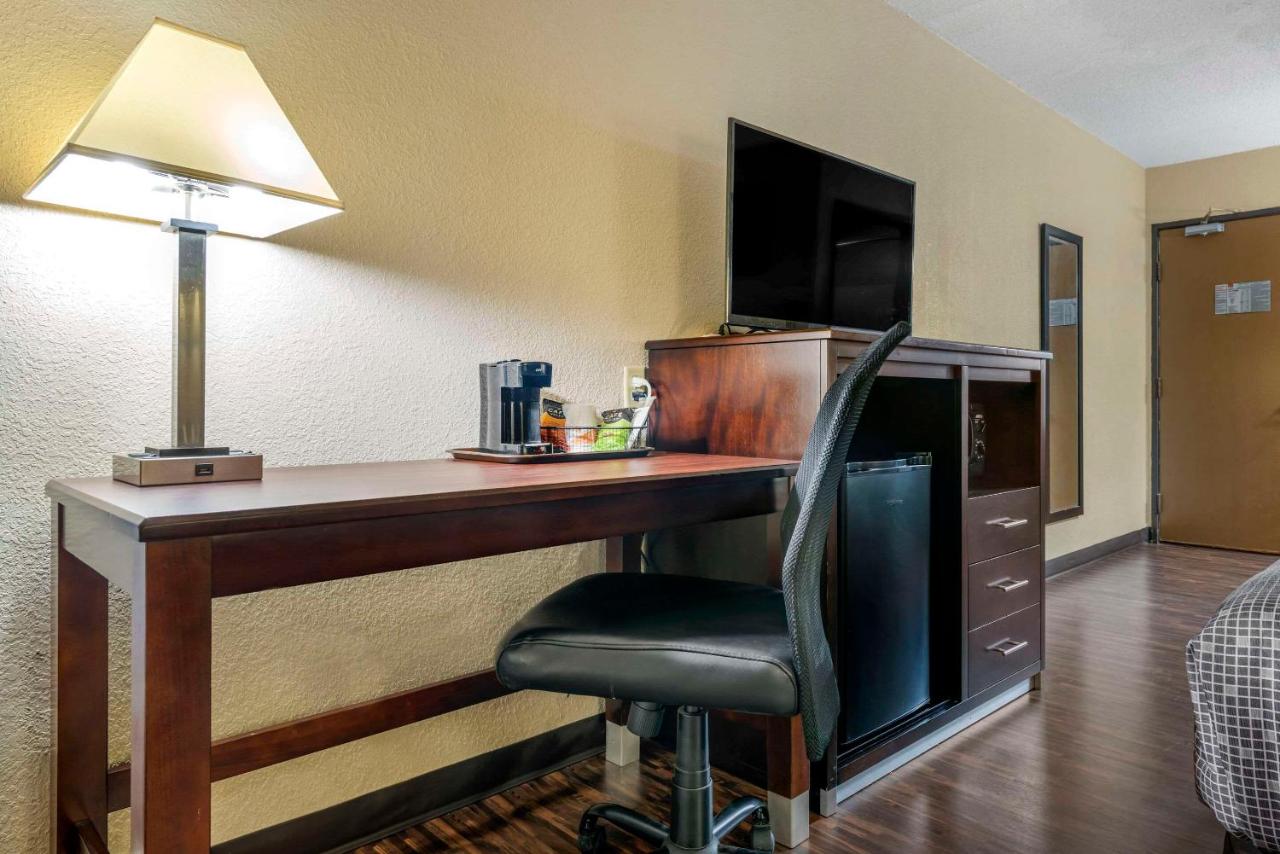 King Room - Non-Smoking at Econo Lodge La Crosse North
