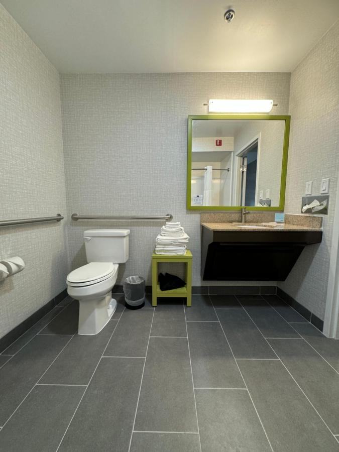 King Room - Disability Access/Non-Smoking at Hampton Inn by Hilton New Bedford/Fairhaven