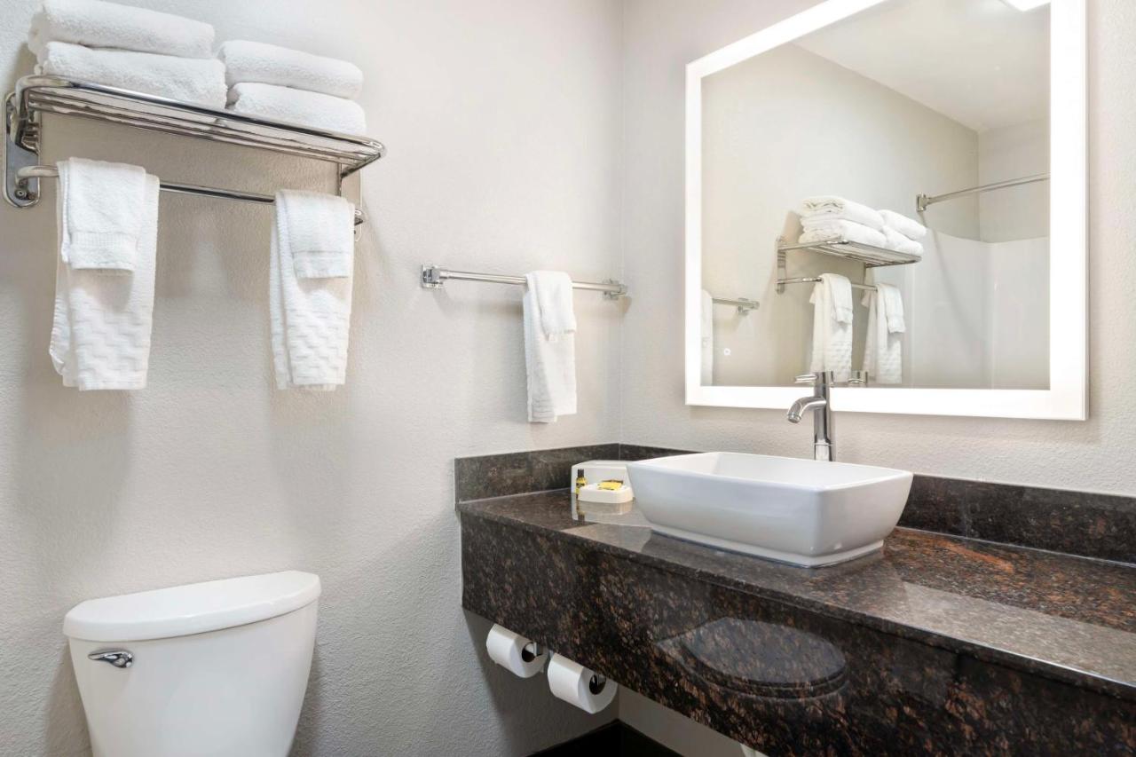 | Best Western Plus Savannah Airport Inn and Suites