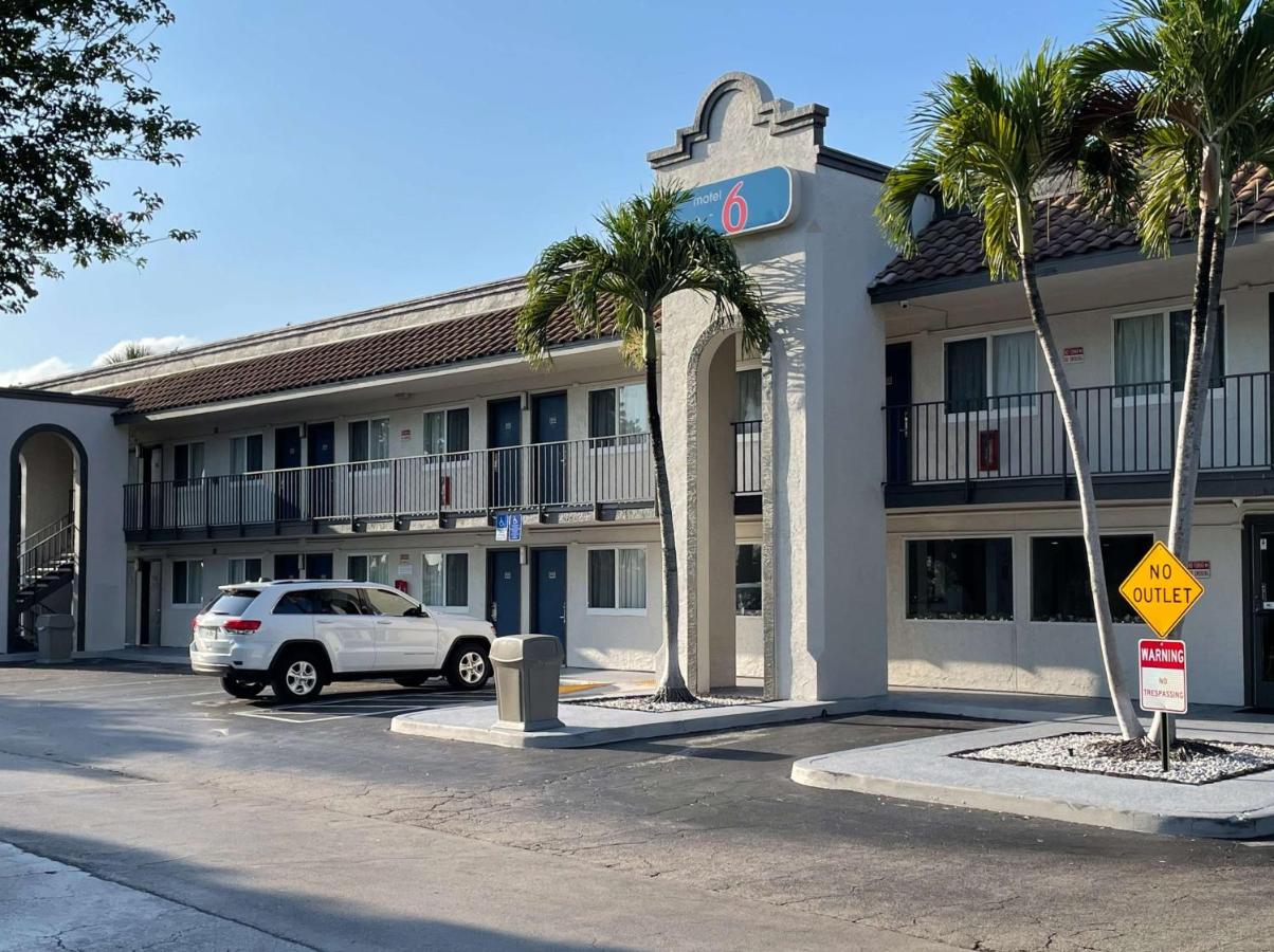| Motel 6 Riviera Beach, FL