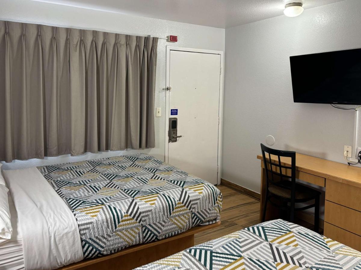 | Motel 6 Riviera Beach, FL
