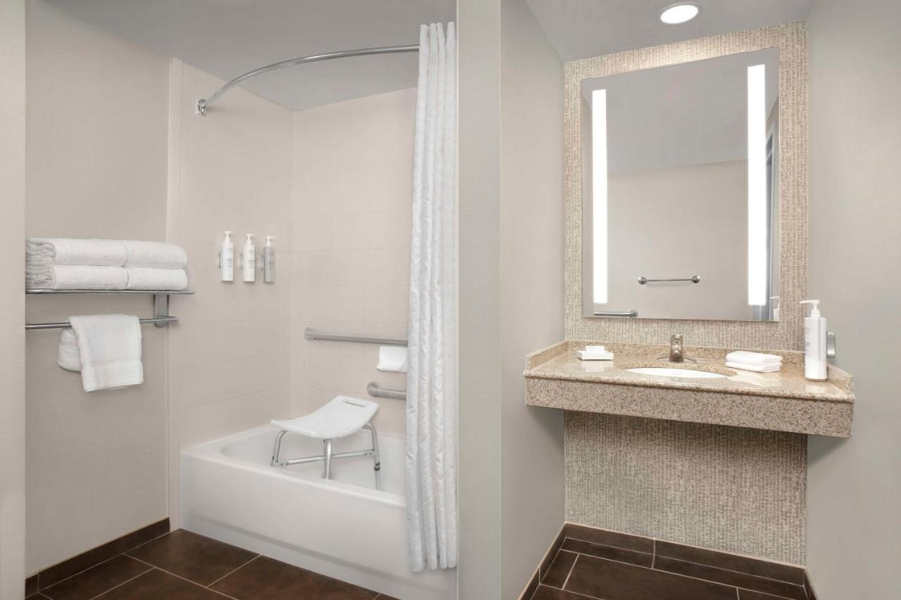 Queen Room with Two Queen Beds with Tub - Hearing Accessible at Hilton Garden Inn Gainesville