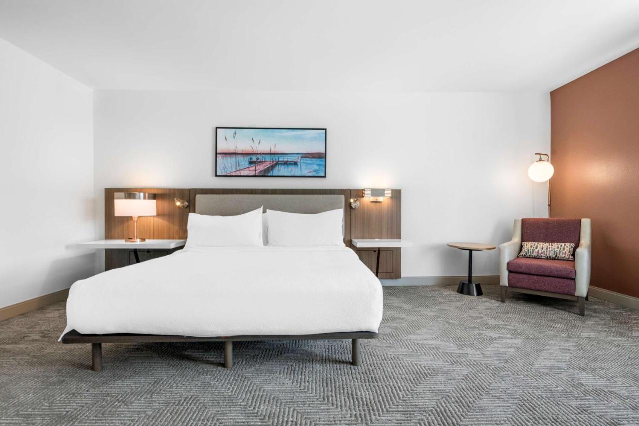 King Room with Bath Tub - Disability/Hearing Accessible at Hilton Garden Inn Suffolk Riverfront