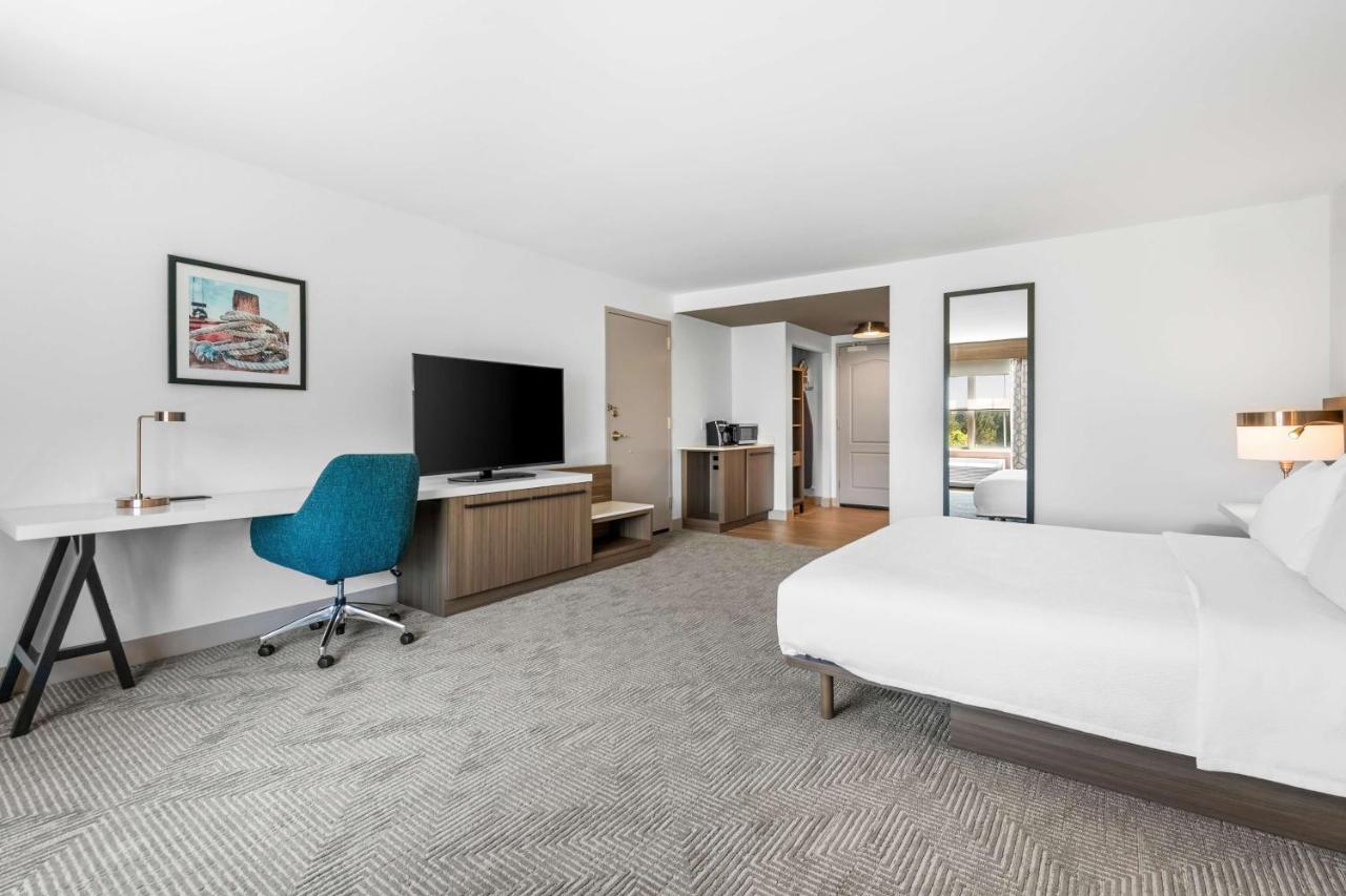 King Room with Bath Tub - Disability/Hearing Accessible at Hilton Garden Inn Suffolk Riverfront