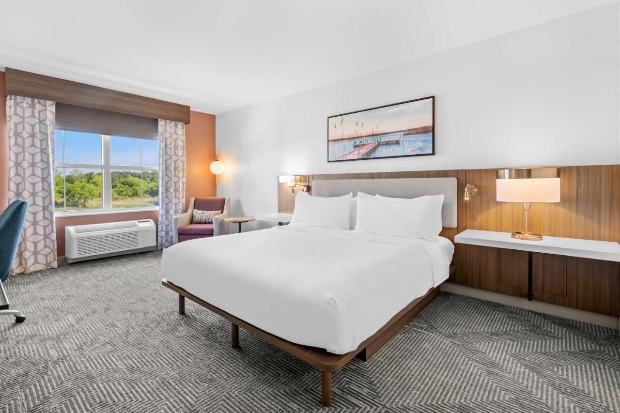 King Room with River View - Non-Smoking at Hilton Garden Inn Suffolk Riverfront