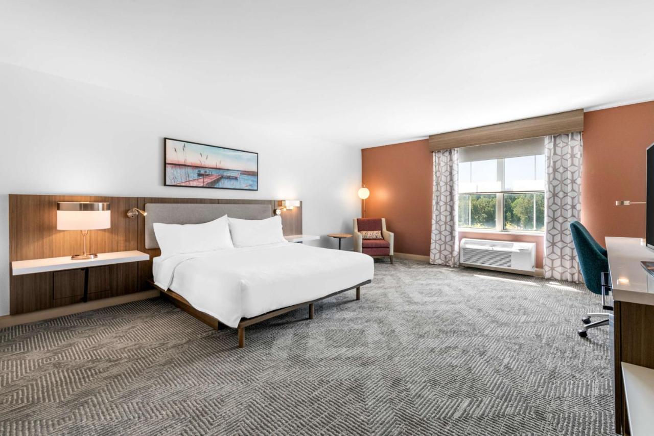 King Room with Bath Tub - Disability/Hearing Accessible at Hilton Garden Inn Suffolk Riverfront
