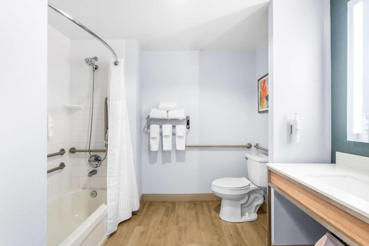 King Room with Bath Tub - Disability/Hearing Accessible at Hilton Garden Inn Suffolk Riverfront