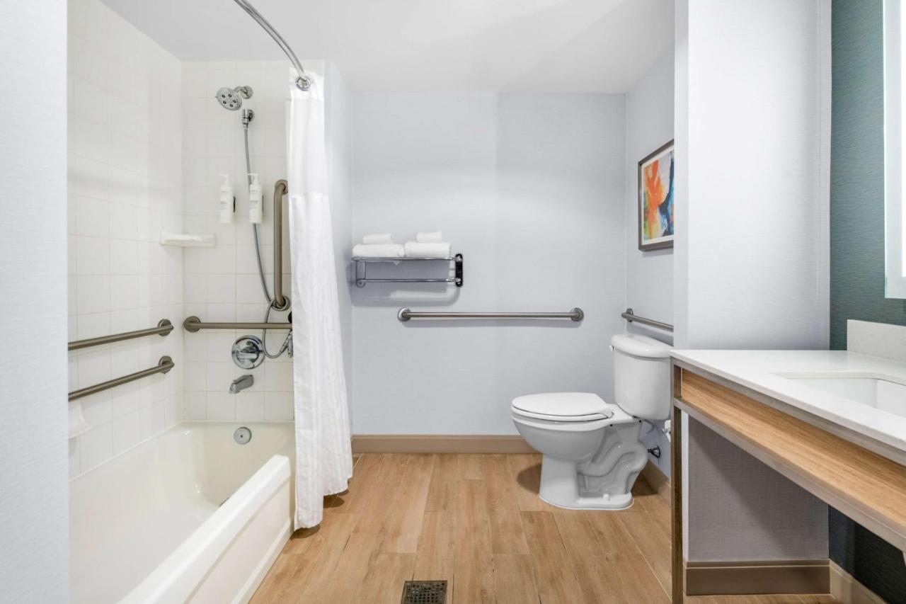 King Room with Bath Tub - Disability/Hearing Accessible at Hilton Garden Inn Suffolk Riverfront