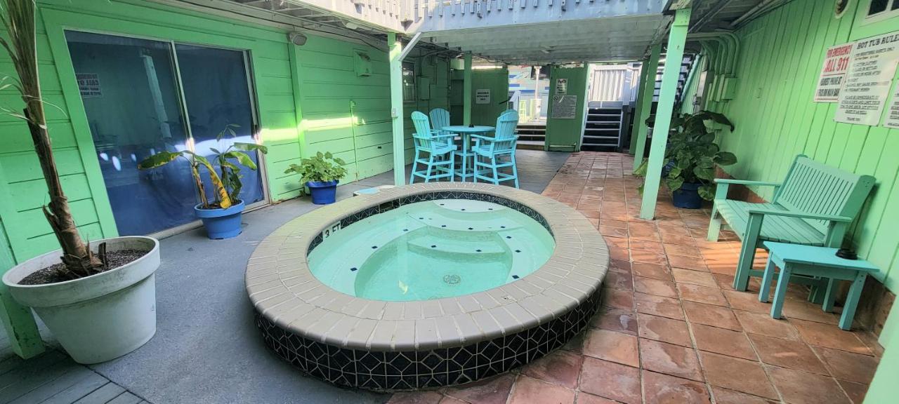  | Upper Deck Hotel and Bar - Adults Only